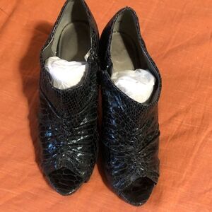Worthington platform peep toe. Sz 8, black snakeskin